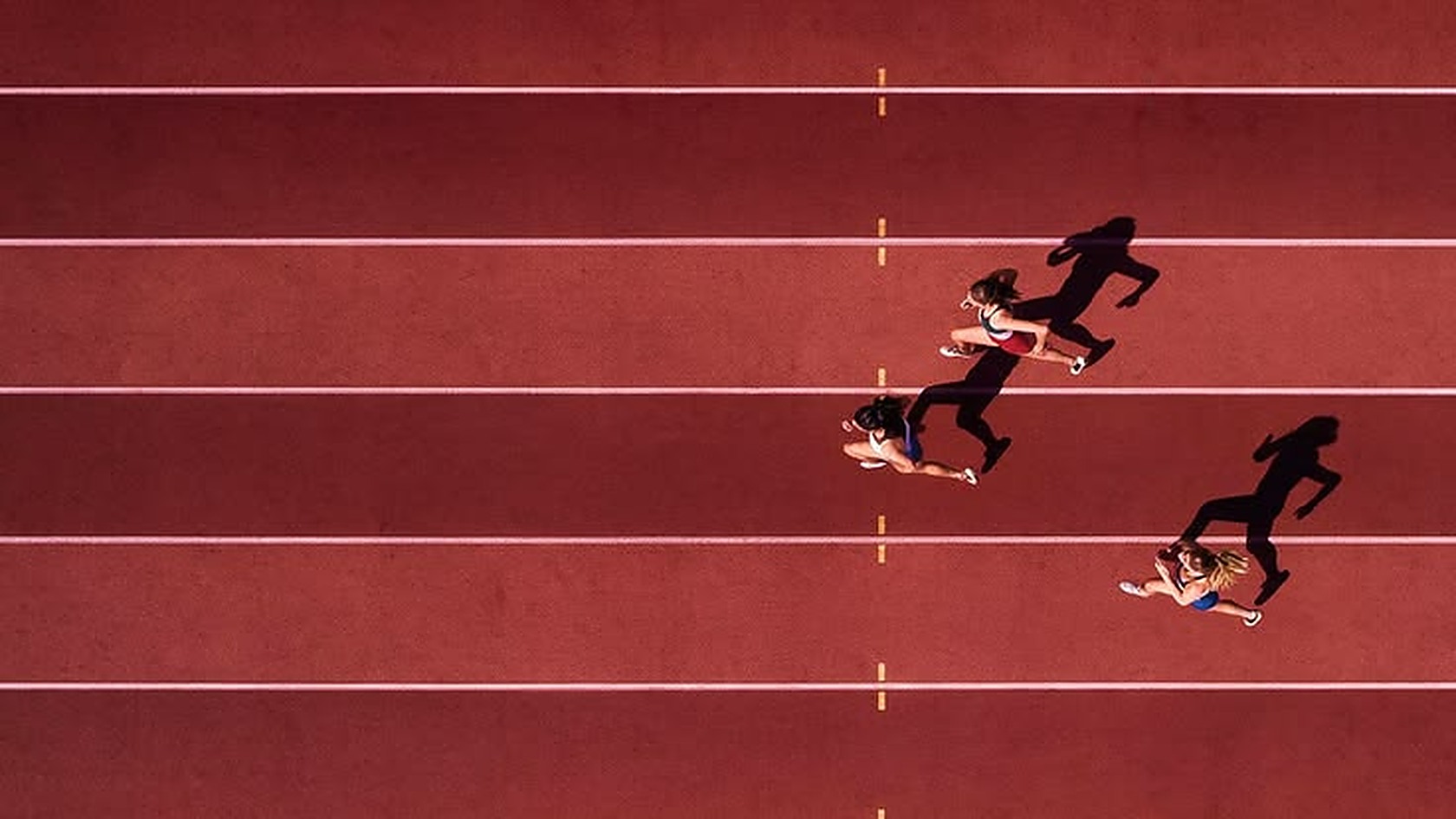 Vista aérea de atletas corriendo en una pista de atletismo