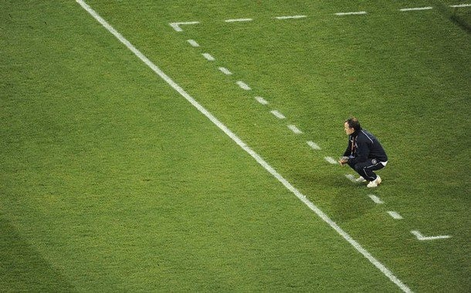 Entrenador marcando las líneas del campo antes del entrenamiento