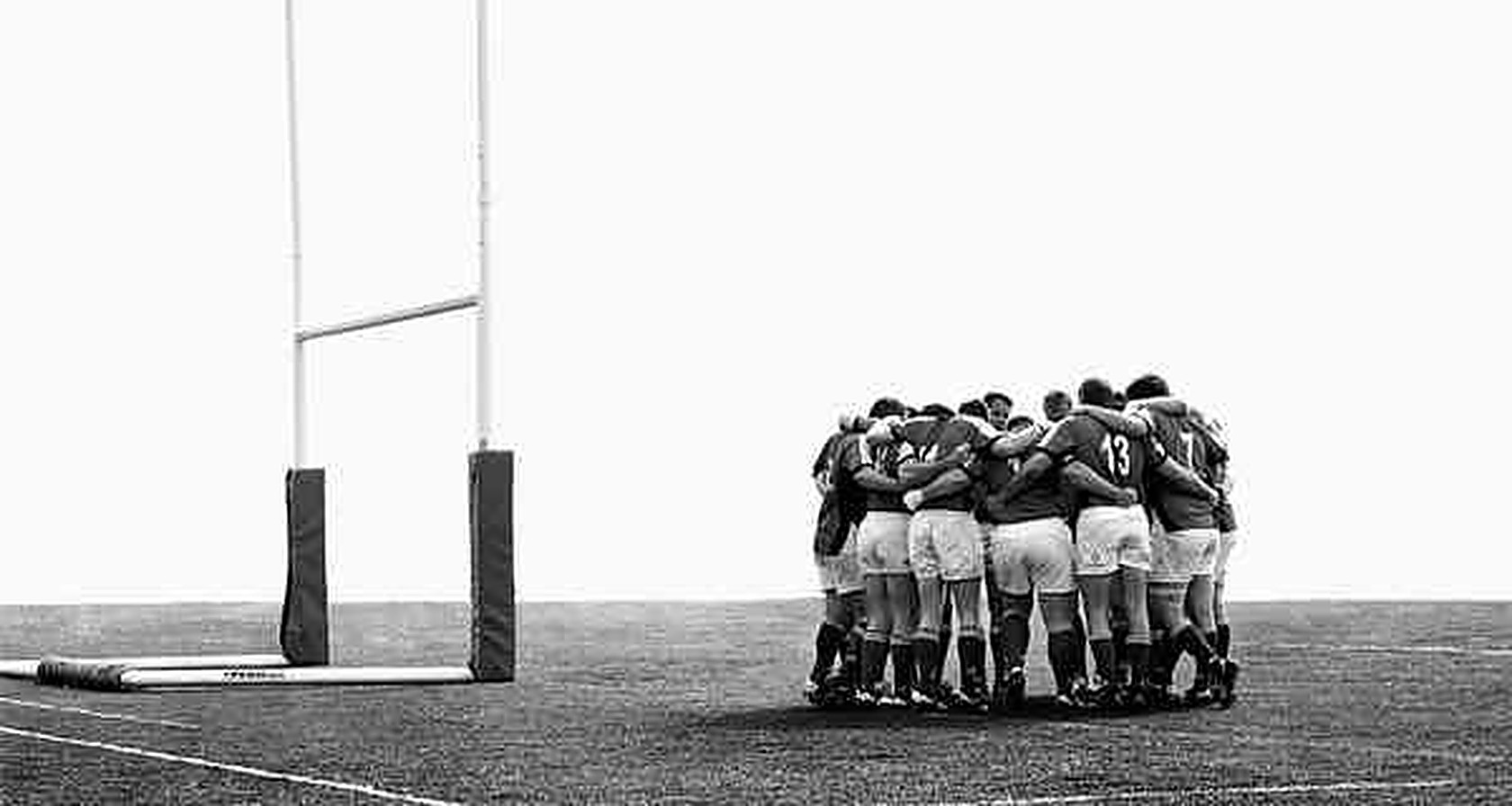Equipo de rugby en huddle antes de salir a la cancha