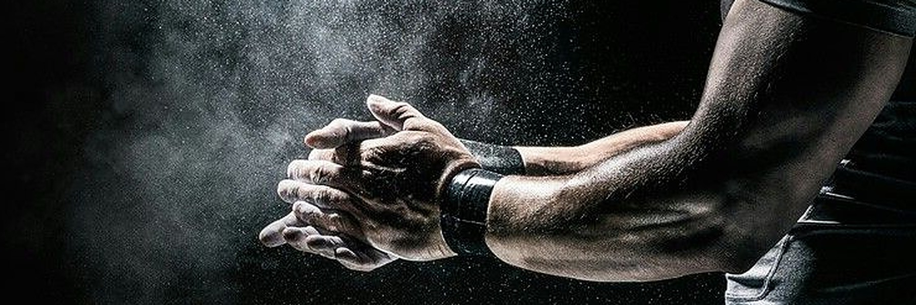 Manos de un deportista aplicándose magnesio antes de competir